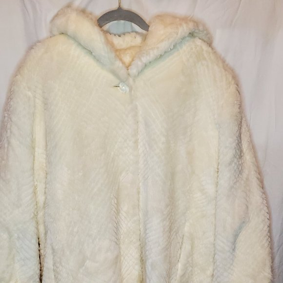 Monterey Bay Jackets & Blazers - Womens White Monterey Fashion Faux Fur Coat Size 3xl